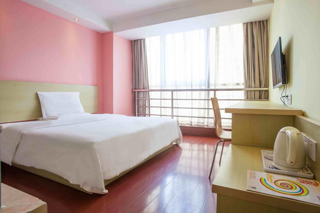 Hotel 7days West Railway Station South Square Metro Station 2*